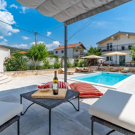 Little Paradise With A Private Pool, 4 Bedrooms, 2 Living Areas, 3km From The In فيلة