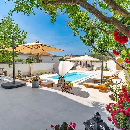 Little Paradise With A Private Pool, 4 Bedrooms, 2 Living Areas, 3km From The In مارينا