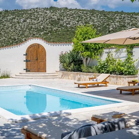 Little Paradise With A Private Pool, 4 Bedrooms, 2 Living Areas, 3km From The In * مارينا