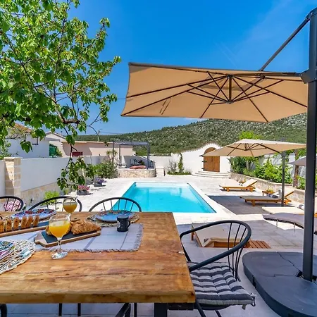 Little Paradise With A Private Pool, 4 Bedrooms, 2 Living Areas, 3km From The In *