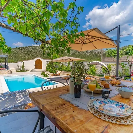 Little Paradise With A Private Pool, 4 Bedrooms, 2 Living Areas, 3km From The In فيلة