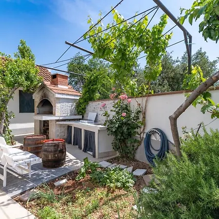 Little Paradise With A Private Pool, 4 Bedrooms, 2 Living Areas, 3km From The In فيلة مارينا