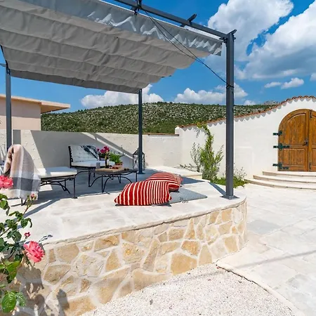 Little Paradise With A Private Pool, 4 Bedrooms, 2 Living Areas, 3km From The In
