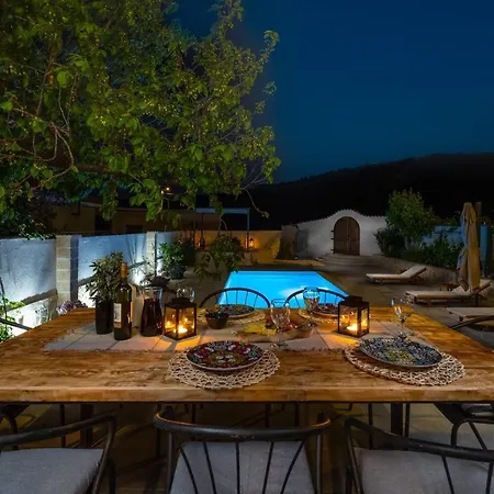 Little Paradise With A Private Pool, 4 Bedrooms, 2 Living Areas, 3km From The In *