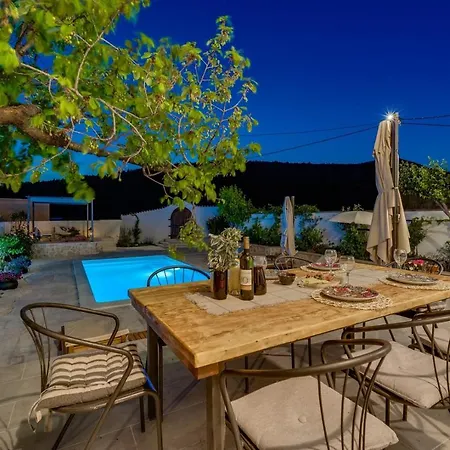 Little Paradise With A Private Pool, 4 Bedrooms, 2 Living Areas, 3km From The In فيلة
