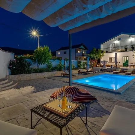 Little Paradise With A Private Pool, 4 Bedrooms, 2 Living Areas, 3km From The In فيلة *