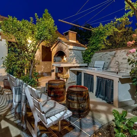 Little Paradise With A Private Pool, 4 Bedrooms, 2 Living Areas, 3km From The In فيلة مارينا