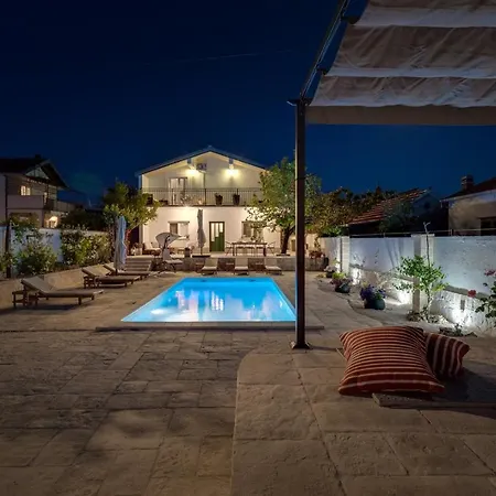 Little Paradise With A Private Pool, 4 Bedrooms, 2 Living Areas, 3km From The In فيلة *