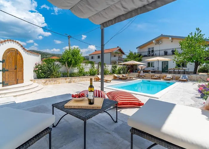 Little Paradise With A Private Pool, 4 Bedrooms, 2 Living Areas, 3km From The In Villa