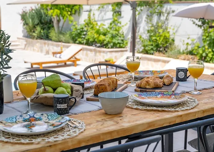 Little Paradise With A Private Pool, 4 Bedrooms, 2 Living Areas, 3km From The In *