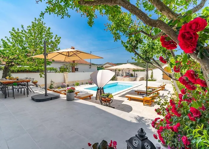 Little Paradise With A Private Pool, 4 Bedrooms, 2 Living Areas, 3km From The In Marina