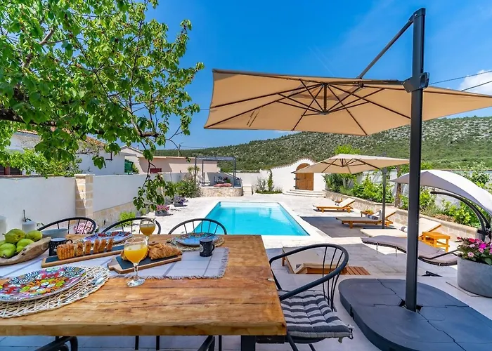 Little Paradise With A Private Pool, 4 Bedrooms, 2 Living Areas, 3km From The In *