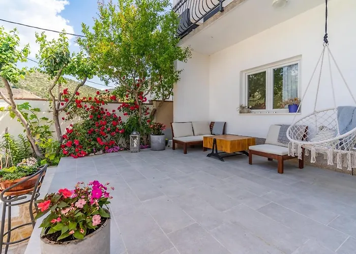 Little Paradise With A Private Pool, 4 Bedrooms, 2 Living Areas, 3km From The In Villa