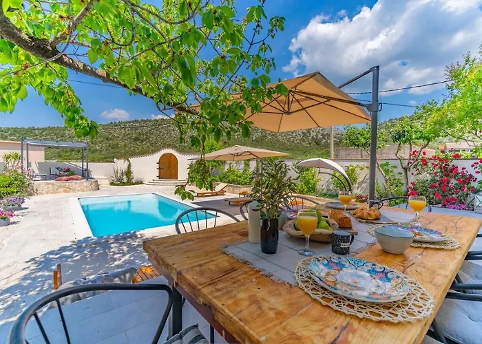 Little Paradise With A Private Pool, 4 Bedrooms, 2 Living Areas, 3km From The In Villa