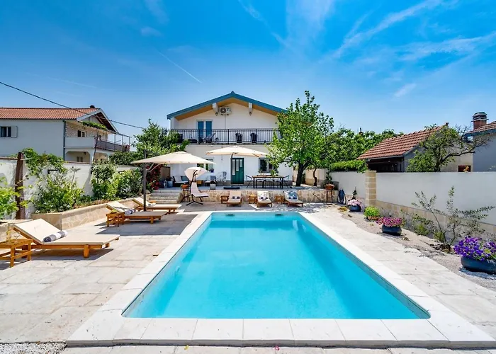 Little Paradise With A Private Pool, 4 Bedrooms, 2 Living Areas, 3km From The In Villa *