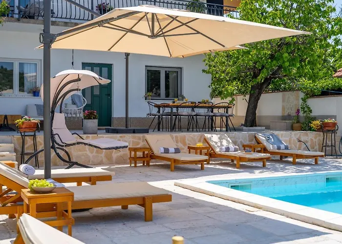 Villa Little Paradise With A Private Pool, 4 Bedrooms, 2 Living Areas, 3km From The In *