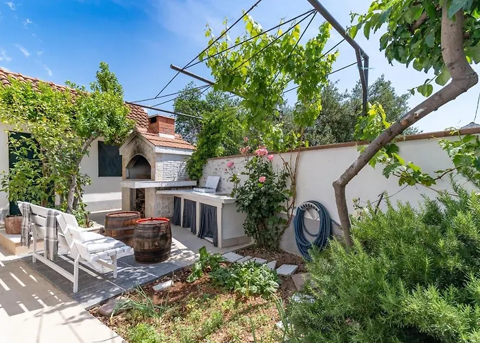 Little Paradise With A Private Pool, 4 Bedrooms, 2 Living Areas, 3km From The In Villa Marina