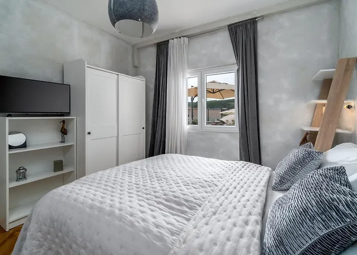 Little Paradise With A Private Pool, 4 Bedrooms, 2 Living Areas, 3km From The In