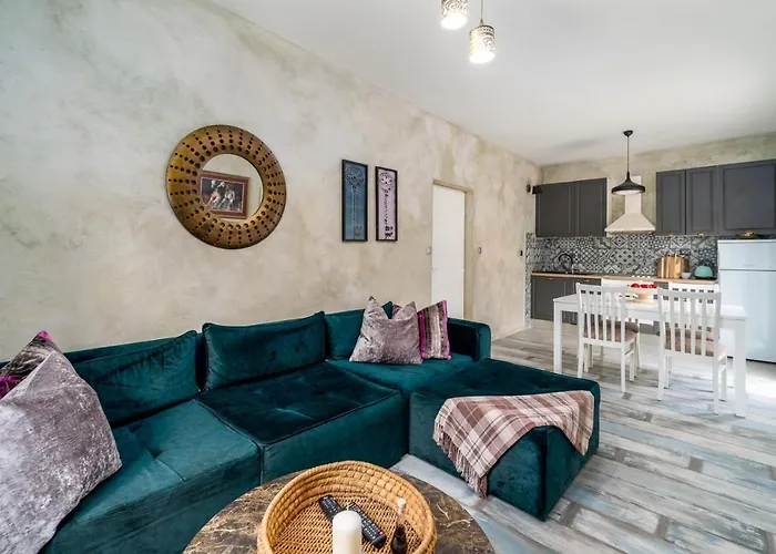 Little Paradise With A Private Pool, 4 Bedrooms, 2 Living Areas, 3km From The In Marina