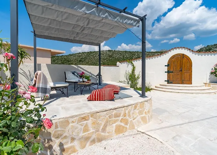 Little Paradise With A Private Pool, 4 Bedrooms, 2 Living Areas, 3km From The In