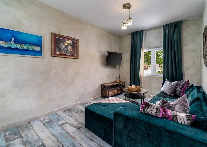 Little Paradise With A Private Pool, 4 Bedrooms, 2 Living Areas, 3km From The In * Marina