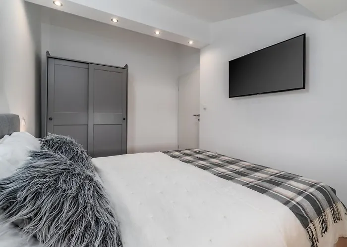 Little Paradise With A Private Pool, 4 Bedrooms, 2 Living Areas, 3km From The In *