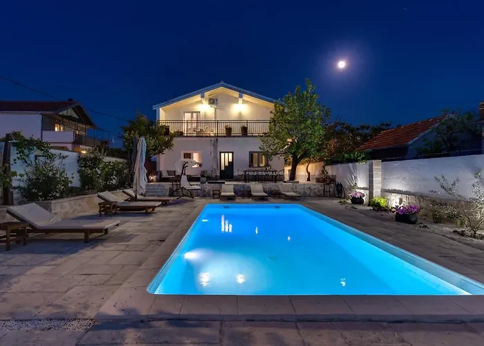 Villa Little Paradise With A Private Pool, 4 Bedrooms, 2 Living Areas, 3km From The In