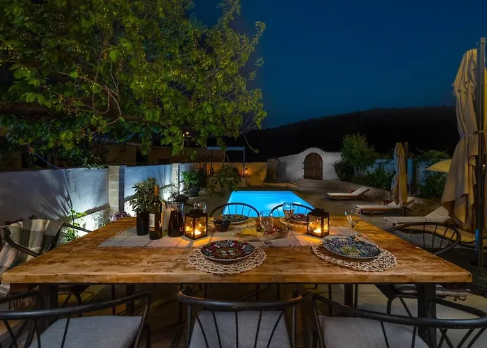 Little Paradise With A Private Pool, 4 Bedrooms, 2 Living Areas, 3km From The In *