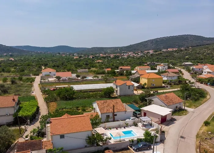 Villa Little Paradise With A Private Pool, 4 Bedrooms, 2 Living Areas, 3km From The In