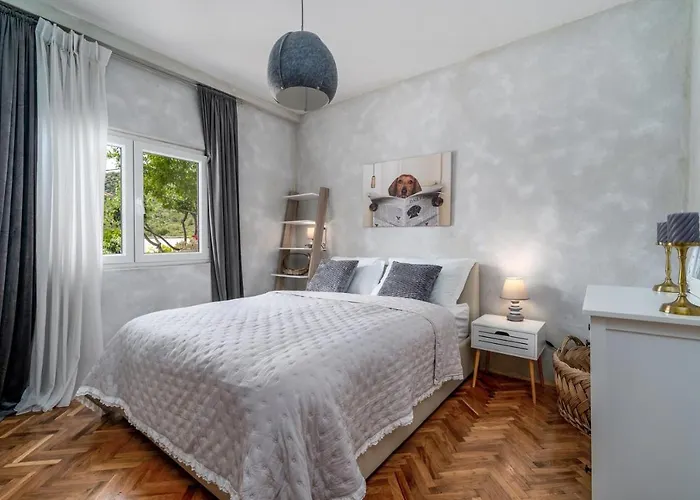 Little Paradise With A Private Pool, 4 Bedrooms, 2 Living Areas, 3km From The In *