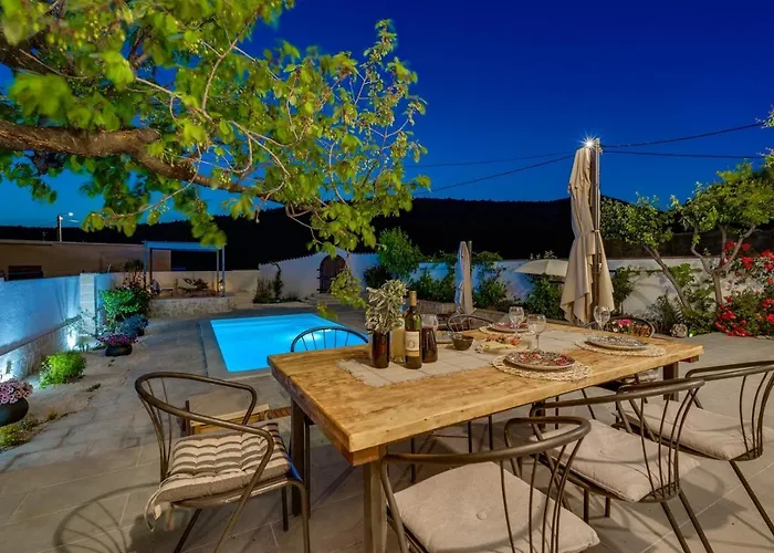 Little Paradise With A Private Pool, 4 Bedrooms, 2 Living Areas, 3km From The In Villa