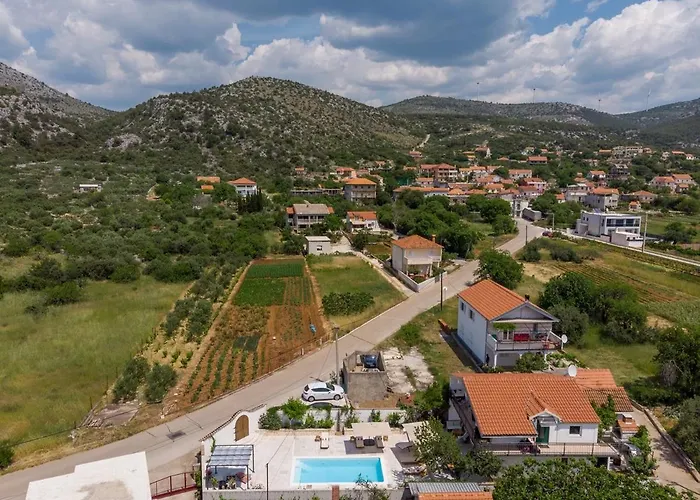 Little Paradise With A Private Pool, 4 Bedrooms, 2 Living Areas, 3km From The In * Marina