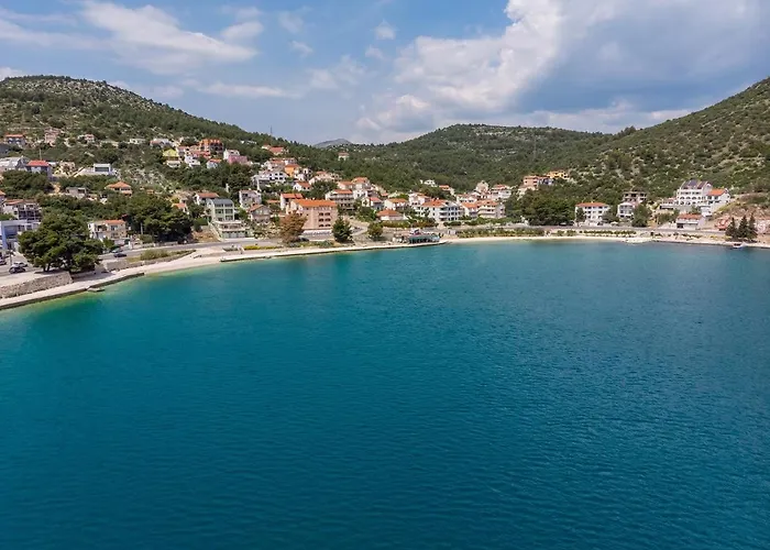 Little Paradise With A Private Pool, 4 Bedrooms, 2 Living Areas, 3km From The In *