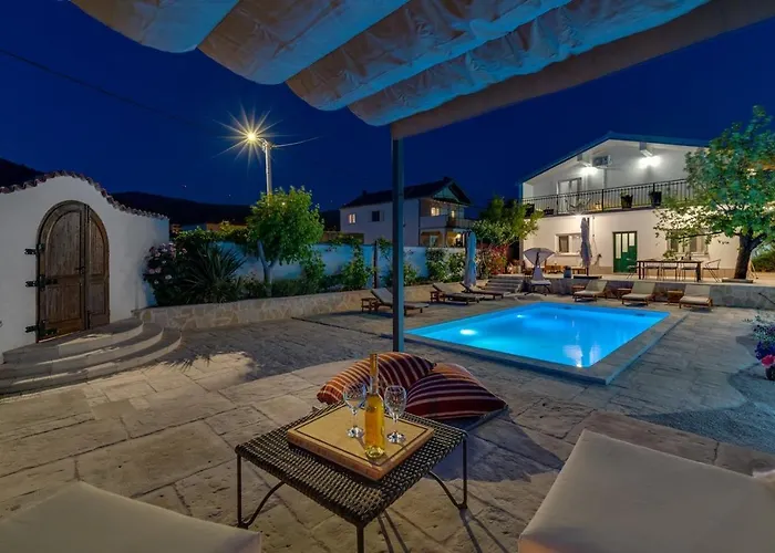 Little Paradise With A Private Pool, 4 Bedrooms, 2 Living Areas, 3km From The In Villa *