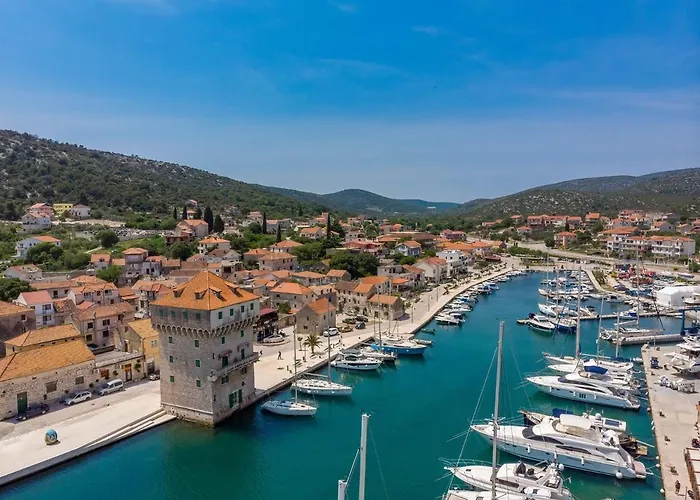 Little Paradise With A Private Pool, 4 Bedrooms, 2 Living Areas, 3km From The In