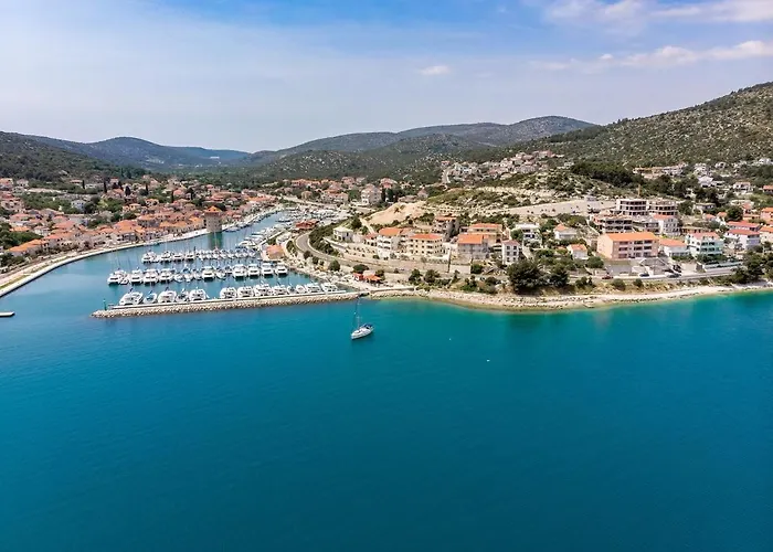 Villa Little Paradise With A Private Pool, 4 Bedrooms, 2 Living Areas, 3km From The In