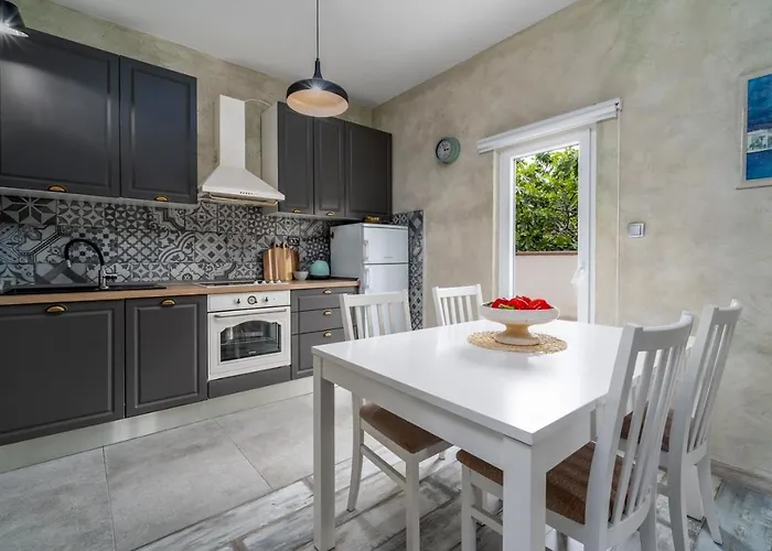 Villa Little Paradise With A Private Pool, 4 Bedrooms, 2 Living Areas, 3km From The In Marina