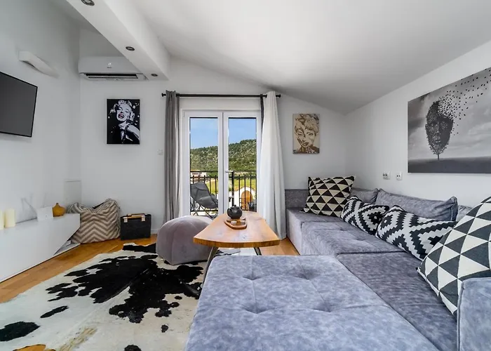 Little Paradise With A Private Pool, 4 Bedrooms, 2 Living Areas, 3km From The In Villa