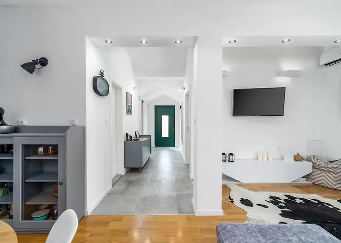 Villa Little Paradise With A Private Pool, 4 Bedrooms, 2 Living Areas, 3km From The In Marina