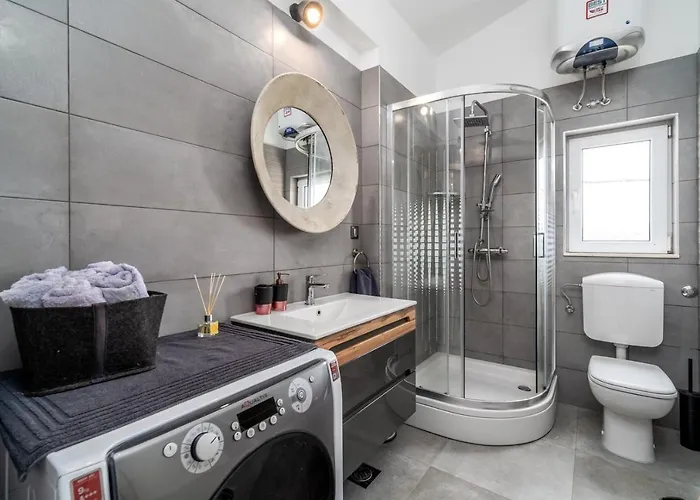 Little Paradise With A Private Pool, 4 Bedrooms, 2 Living Areas, 3km From The In Villa