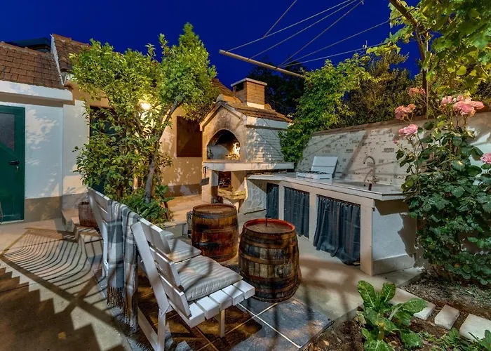 Little Paradise With A Private Pool, 4 Bedrooms, 2 Living Areas, 3km From The In Villa Marina