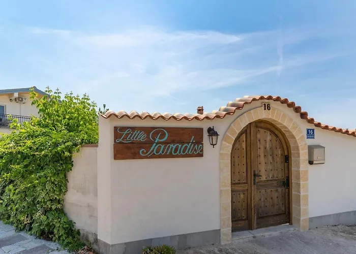 Little Paradise With A Private Pool, 4 Bedrooms, 2 Living Areas, 3km From The In Villa *