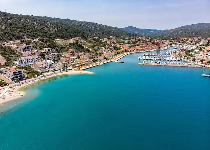 Little Paradise With A Private Pool, 4 Bedrooms, 2 Living Areas, 3km From The In Marina