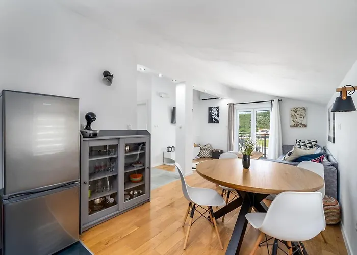 Little Paradise With A Private Pool, 4 Bedrooms, 2 Living Areas, 3km From The In * Marina