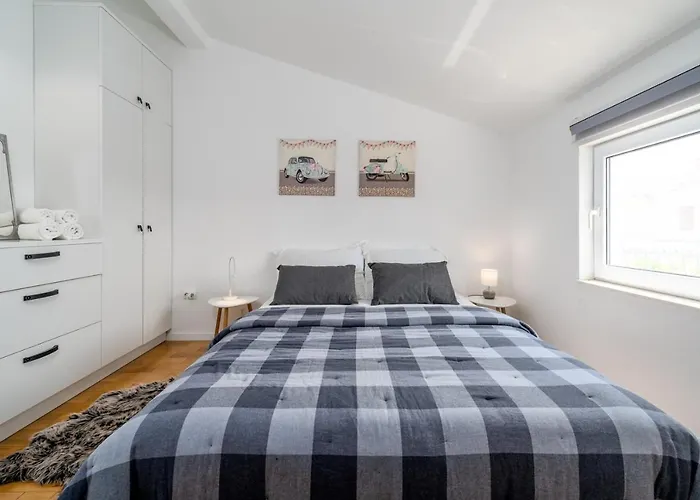 Little Paradise With A Private Pool, 4 Bedrooms, 2 Living Areas, 3km From The In Villa