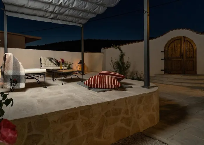 Little Paradise With A Private Pool, 4 Bedrooms, 2 Living Areas, 3km From The In Villa Marina