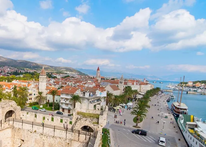 Little Paradise With A Private Pool, 4 Bedrooms, 2 Living Areas, 3km From The In * Marina